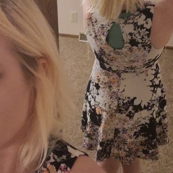 Like new floral sleeveless sundress - Picture 2 of 9